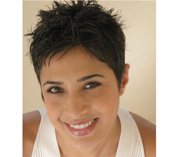 La Dra. Leila Zamiri, sonriendo, en un retrato tomado para la práctica.